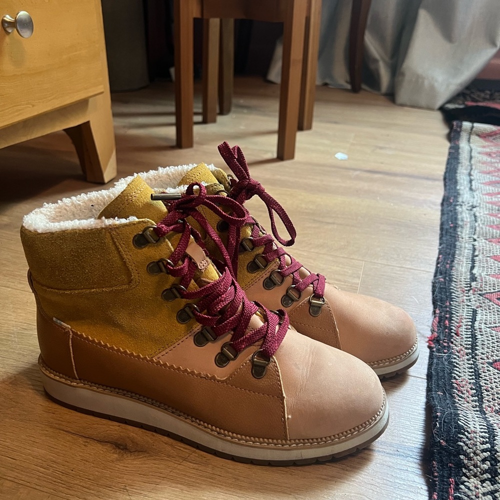 Toms mesa lace-up waterproof boot size 8